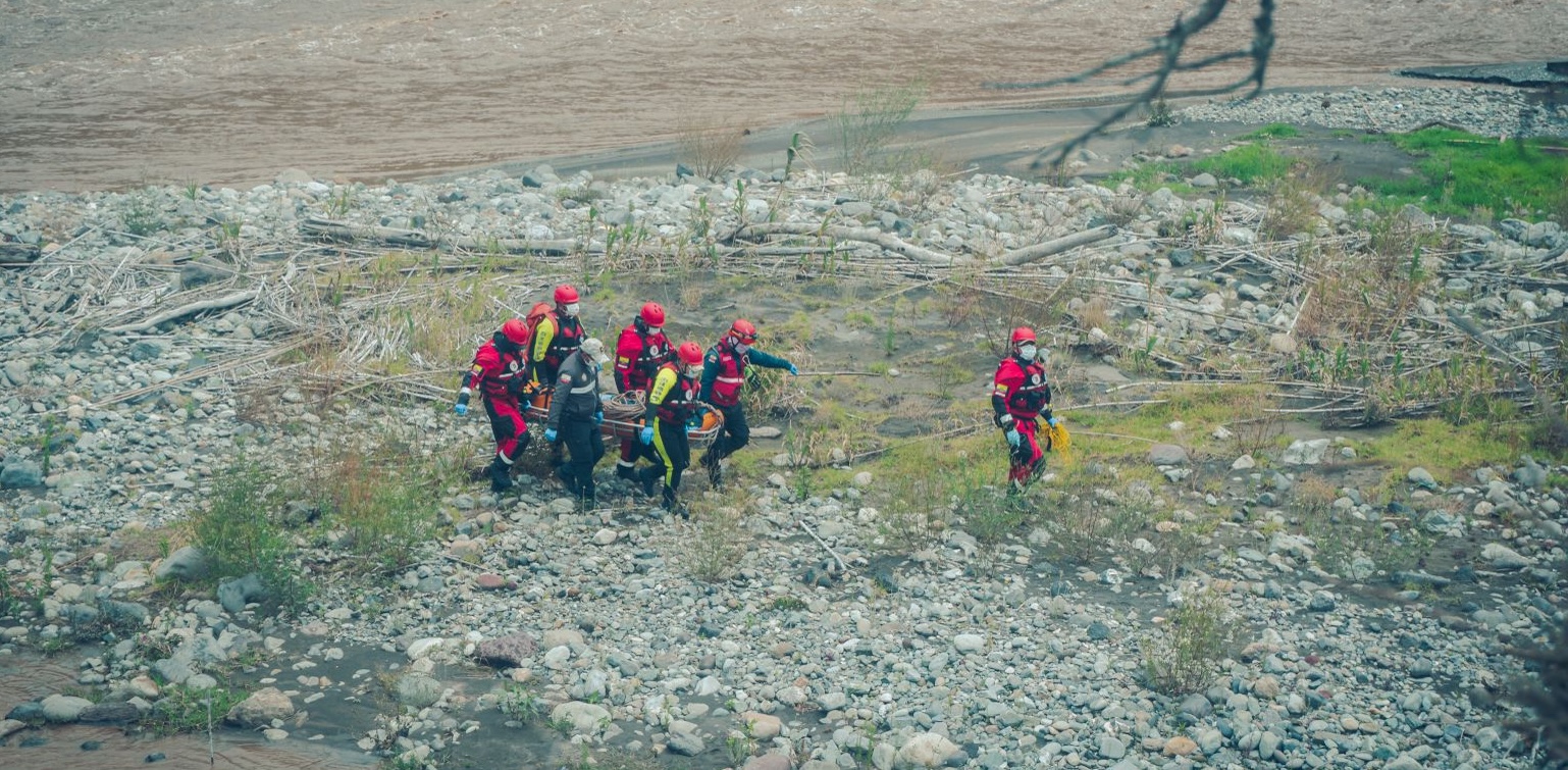 Tras varios días de búsqueda, bomberos localizan cuerpo de ciudadano en el río Chambo